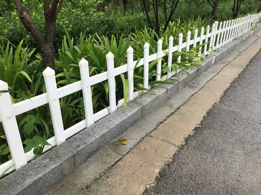 新會(huì)PVC草坪護欄工程案例